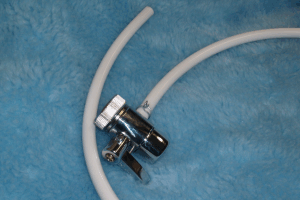 DV3003 Single Direction Doulton Water Filter Diverter Valve.- This diverter valve directs the cold water from the supply line faucet to counter top Doulton water filters and Doulton water treatment systems